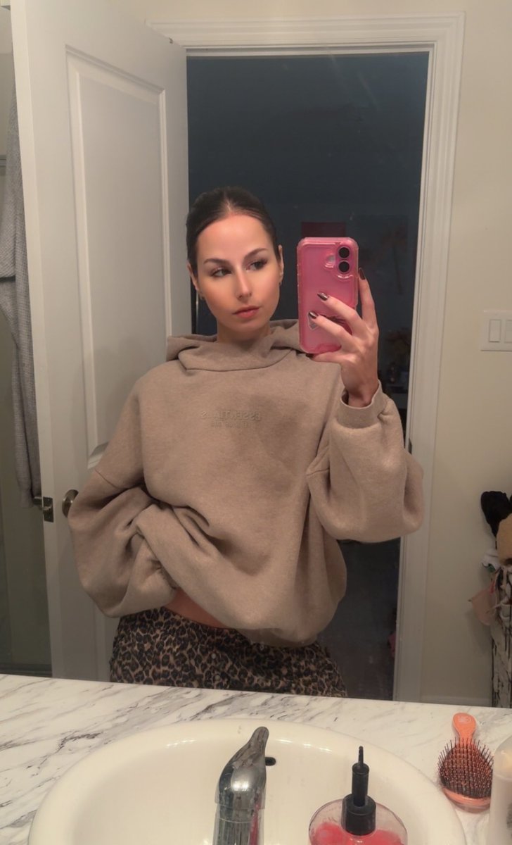 Live :) 
twitch first kick after 🫶

Twitch / danielledvs 💜
kick / danielledvs 💚