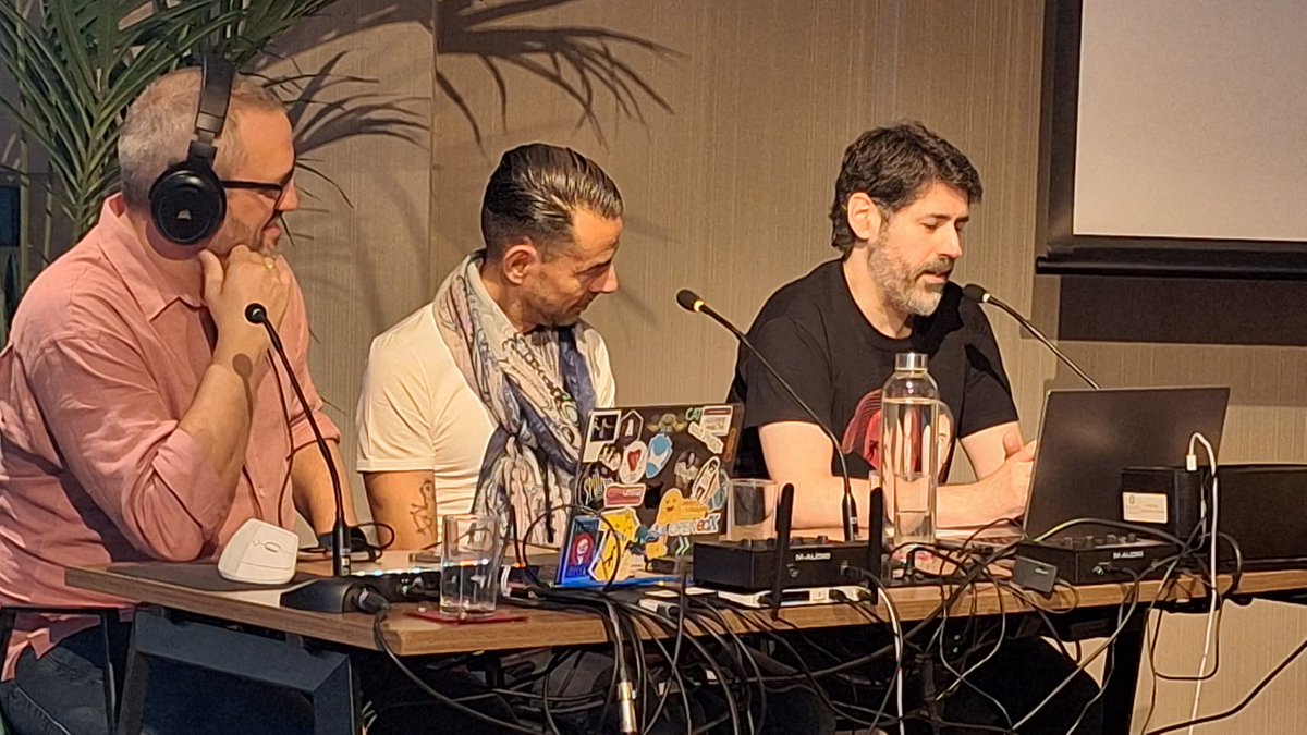 Gracias a todos. A los que pudisteis venir y a los que no.
Ha sido un día muy bonito gracias a vosotros.
Seguimos.