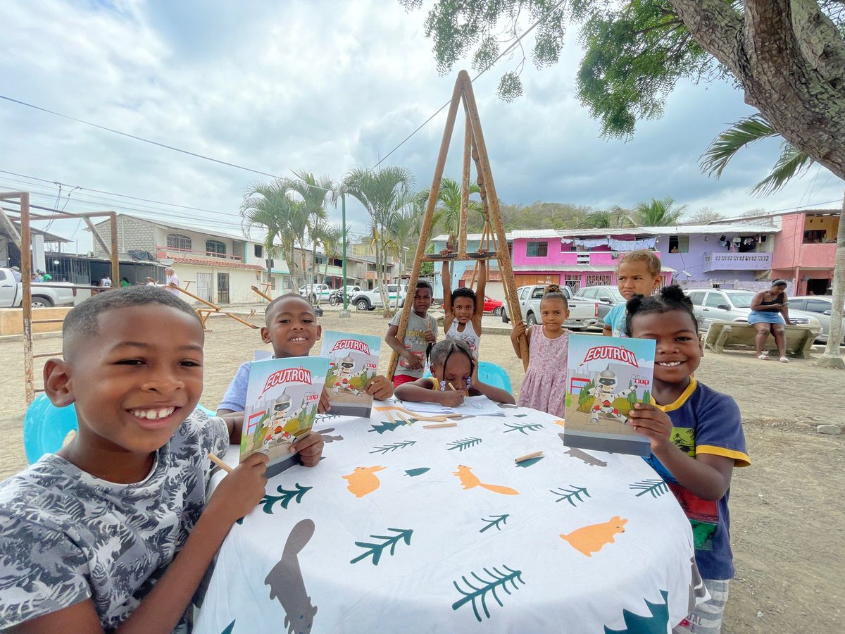 📍#Esmeraldas | Hoy compartimos una jornada llena de alegría y aprendizaje durante la Brigada Social "Por un Nuevo Ecuador", en la comunidad Piedras Nuevas, parroquia Tachina, al norte de Esmeraldas.

👧👦 Los niños y niñas participaron coloreando a los personajes que representan