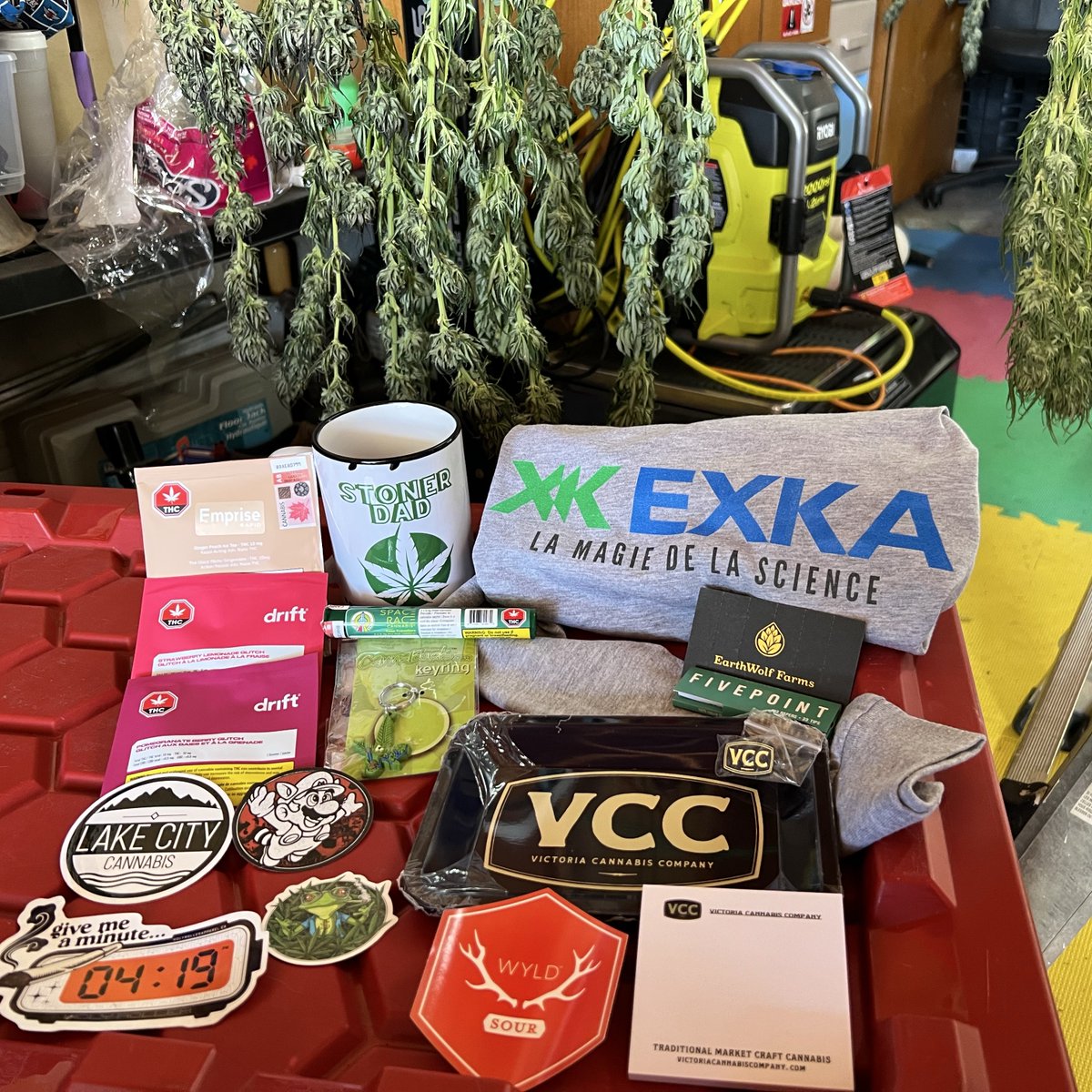 👏 7 Years of Legalization Giveaway 👏 

Rules:

🇨🇦 Canada only 🇨🇦 
Comment on this tweet to enter🐥 
No need to follow ➡️
Deadline: Friday October 24 10pm MDT⏰ 
18+ AB/21+ QC/19+ Rest of CA 👵
Two winners will be chosen 🏆 

Details after the cut ✂️