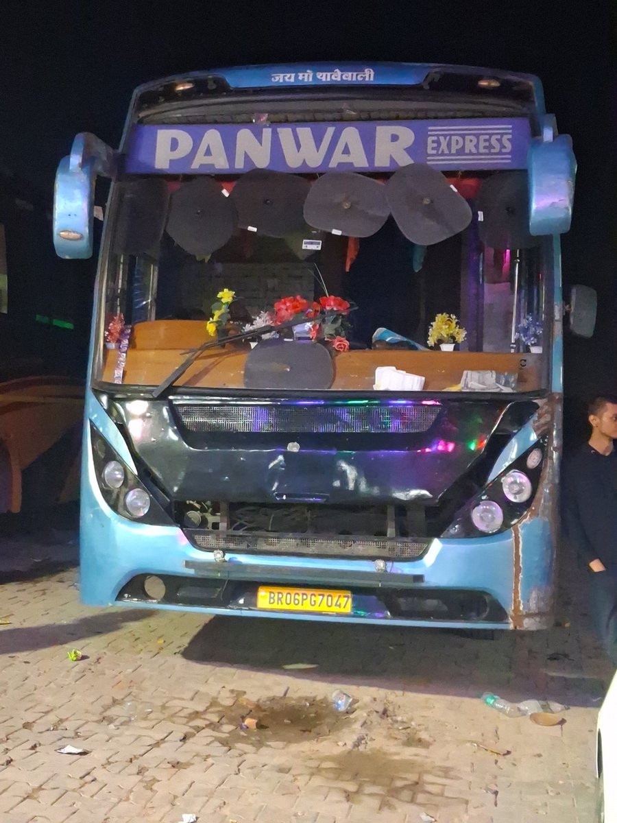 Amit1996august's tweet photo. 🚨 Emergency on Yamuna Expressway!
Panwar Express (BR06PG7047) बस Radha Krishna Family Dhaba के पास 4 घंटे से खराब खड़ी है।
न कोई ड्राइवर है, न ही कोई सहायता पहुँची है।
परिवार और छोटे बच्चे परेशान हैं, कृपया तुरंत मदद भेजें। 🙏 @redBus_in @Uppolice https://t.co/42dUSqyxuj