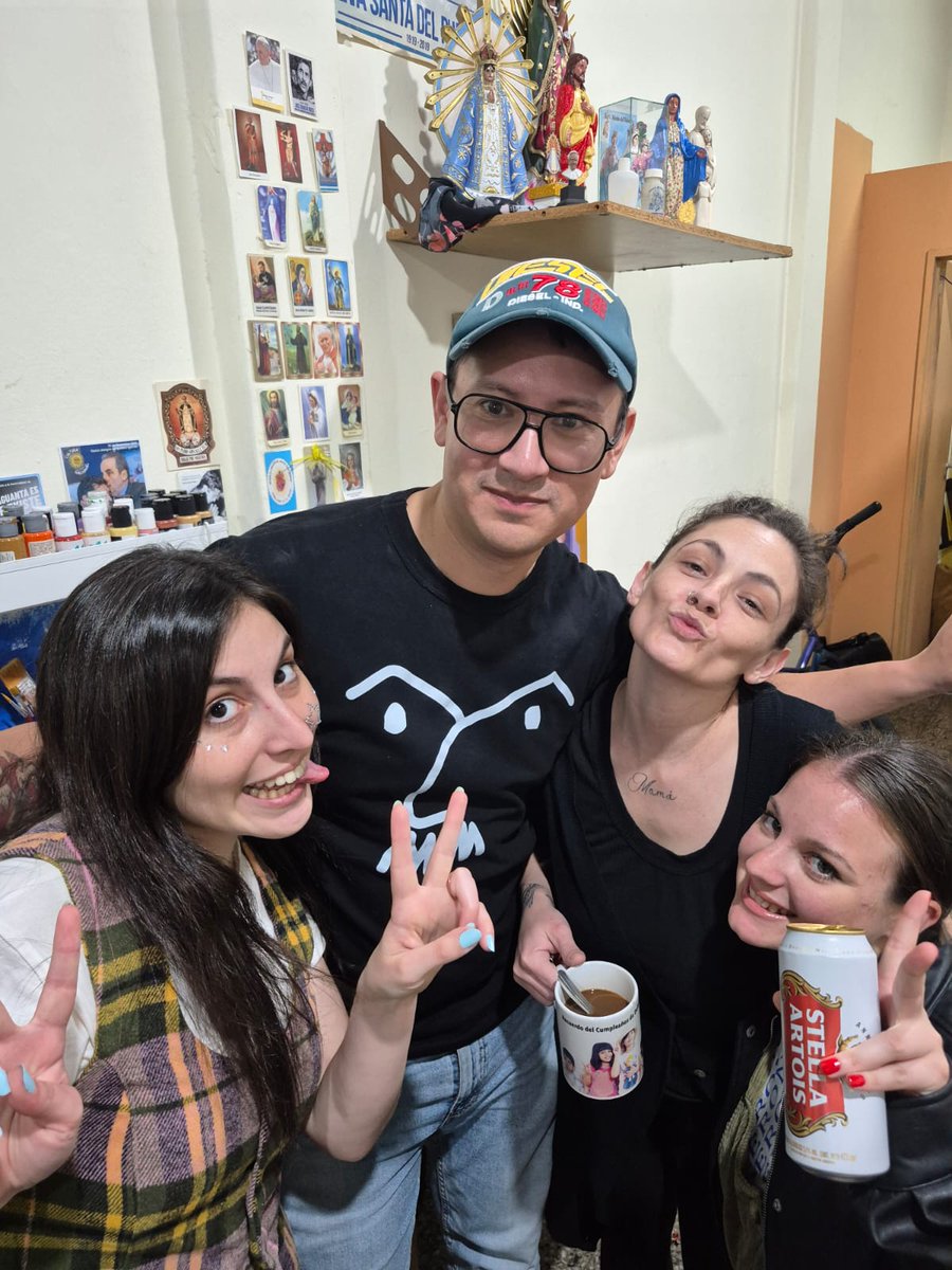 🔵 Las peronistas sabemos bebotear bb ✨ ♥️ 🧉
#LealesDeCorazón 
#17octubre
Unidad Básica Cultural Padre Eduardo Graham ✝️
#PostalGordosTwiterosMoreno