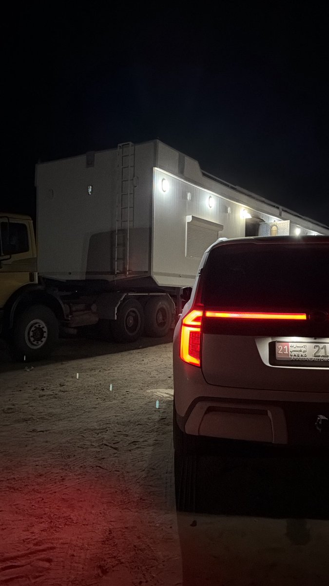 «في كَنَف ليلٍ نْجومه تشد الإنتباه
تبتدي غربة من يعيش في حضن بْلده»

عبدالله السراهيد.