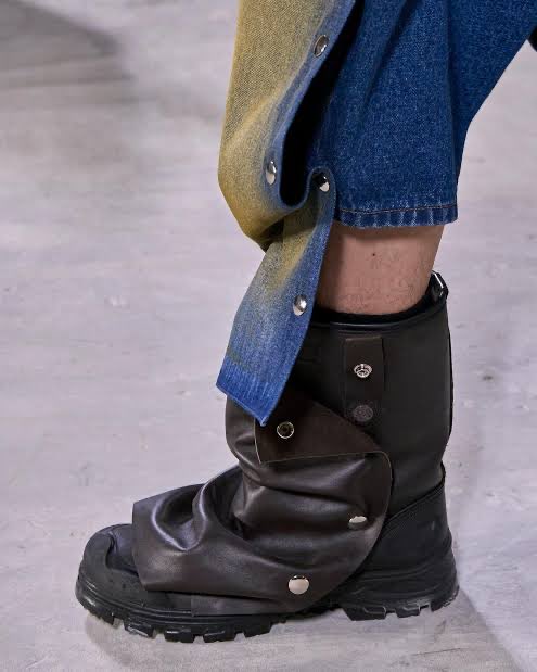 Thingstosee_'s tweet photo. I wanted these so bad when I saw them on the runway. May be stepping into an HM store again since middle school. https://t.co/jbYd2F3Sdk