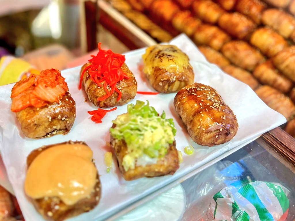 #ご当地キャラ博 
2日目〜✨️✨️
ビバッチェくん♪は
10時30分〜
ベビーカステラ+射的
12時30分〜
肉巻きおにぎり+射的
14時30分〜
肉巻きおにぎり+ベビーカステラ
じゃんけんタイムセール
みんなお得に食べておね〜✨️✨️
#京都口会場