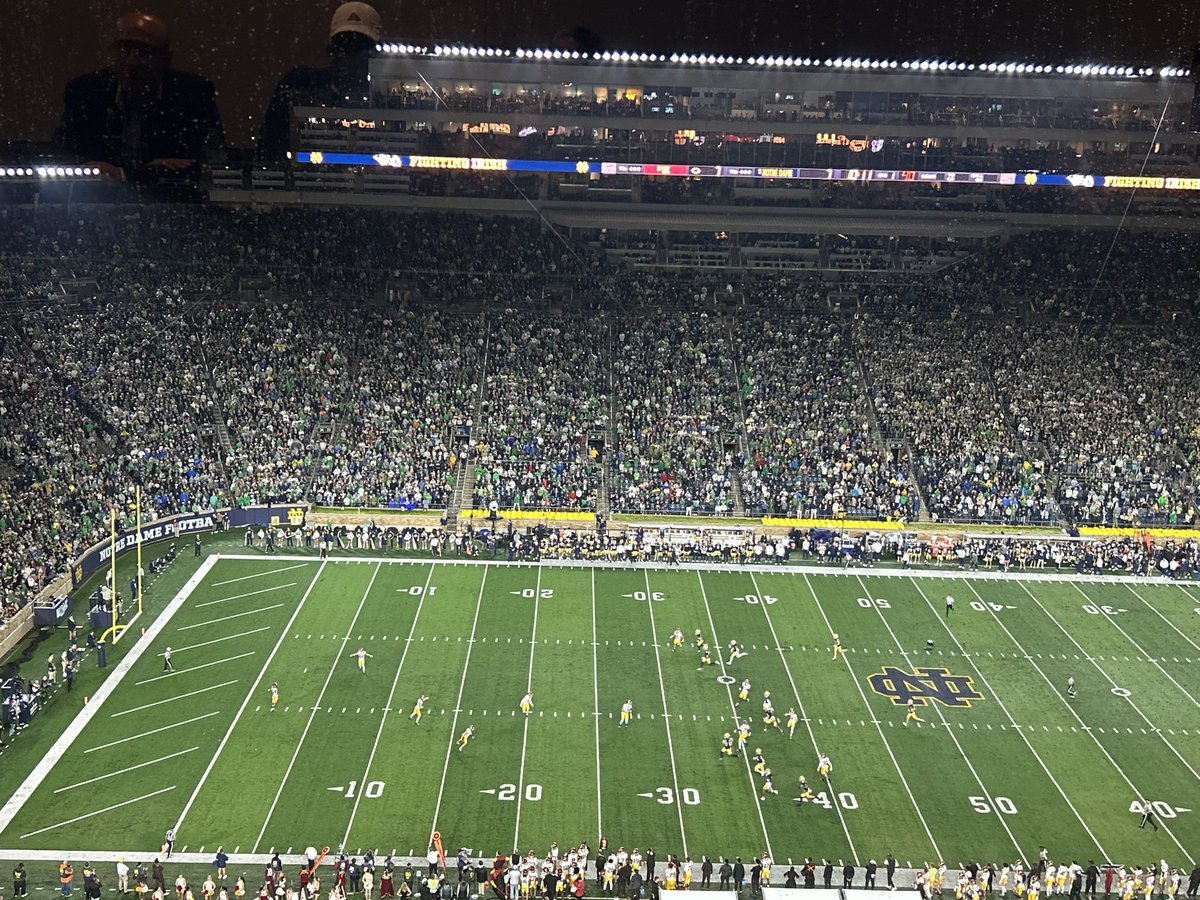 Los #IrlandesesPeleadores recompensan a sus fans impactando con una serie fulminante, Eli Raridon haciendo su bloqueo en una jugada de trampa y abriendo el hueco para un hambriento Jeremiyah Love que anota en carrera de 12 yds. ND 7 USC 7, 1Q #GráficoSports <a href="/rocksportsnet/">@rocksportsnet</a>