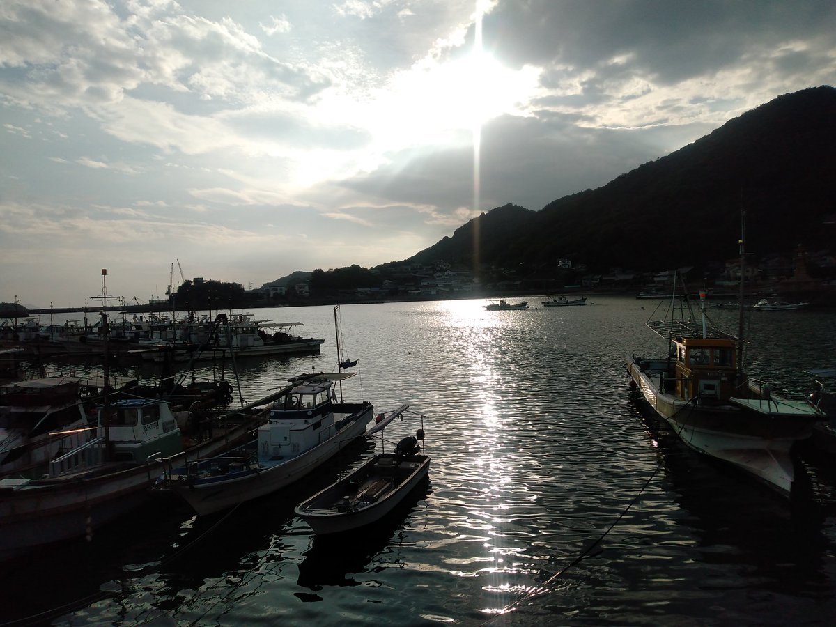 Mij1Cyq's tweet photo. 昨日は鞆の��に行ってきました。
色々寄り道したこともあり、夕方に到着。既に空いていてゆっくり散策できました。
タイムスリップしたかのような古い街並みがGOOD!✌
目の前に広がる海や島なみに心が洗われました。
#fctokyo 
#東京サポ広島遠征 
#鞆の浦 https://t.co/6RmqUnv7Wy