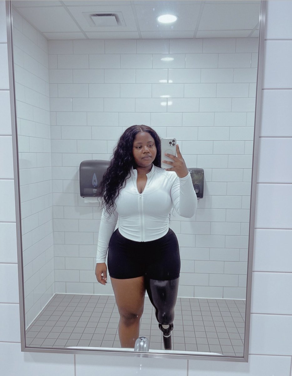 bidemi_akins's tweet image. 🌚