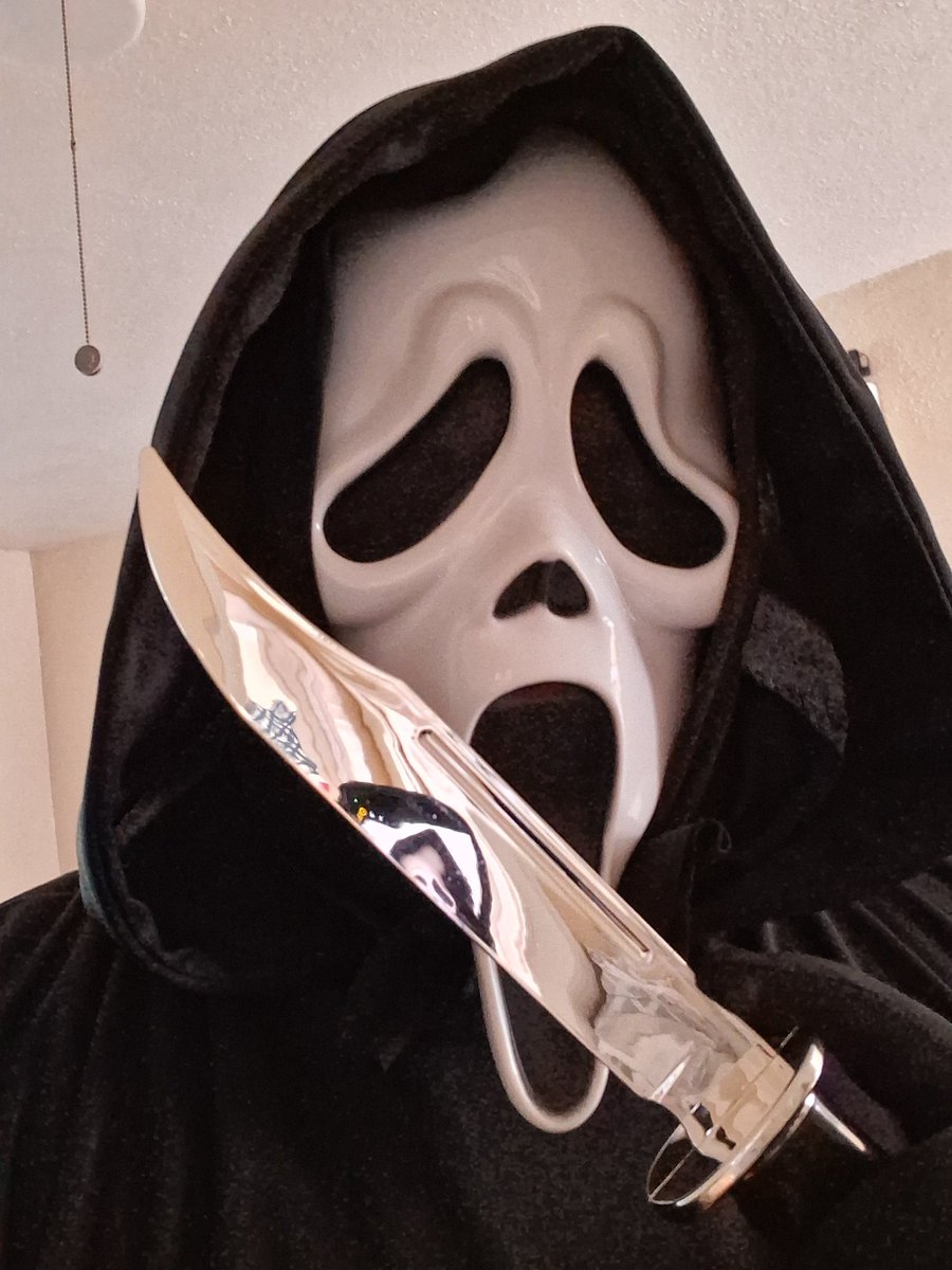 infinityguy16's tweet image. Hello Sydney 👻📞 Since Halloween is just right around the corner, I want to ask you something. What's your favorite scary movie? 🎃 Don't worry, I promise I won't gut you like a fish 🔪🐟