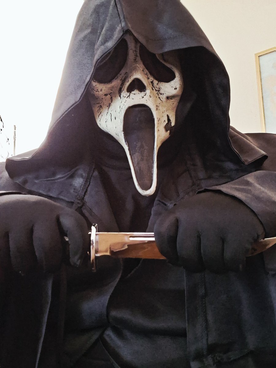 infinityguy16's tweet image. Hello Sydney 👻📞 Since Halloween is just right around the corner, I want to ask you something. What's your favorite scary movie? 🎃 Don't worry, I promise I won't gut you like a fish 🔪🐟