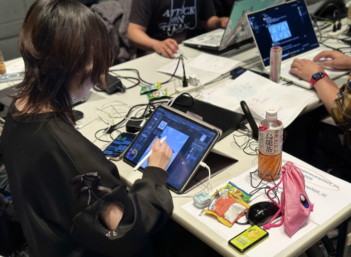 SEGA_OFFICIAL's tweet image. 札幌がゲームでアツくなる3日間!
2日間で1本のゲームを制作する「Game Jam」では、初めて会ったメンバーとともに奮闘中🎮 『ぷよぷよ』のソースコードを活用して学ぶプログラミング講座では、小学生が真剣にゲームを制作しています。
「#SapporoGameCamp」開催中🎮