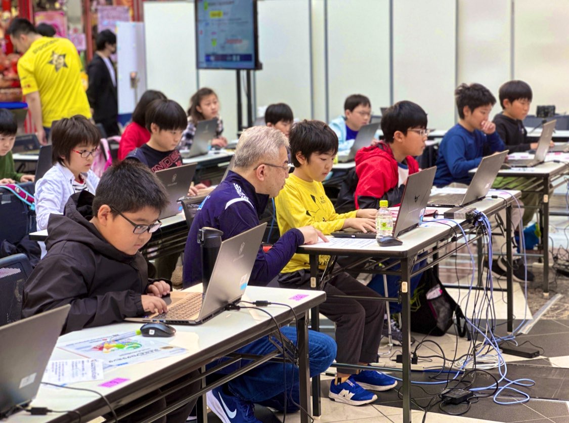 SEGA_OFFICIAL's tweet image. 札幌がゲームでアツくなる3日間!
2日間で1本のゲームを制作する「Game Jam」では、初めて会ったメンバーとともに奮闘中🎮 『ぷよぷよ』のソースコードを活用して学ぶプログラミング講座では、小学生が真剣にゲームを制作しています。
「#SapporoGameCamp」開催中🎮