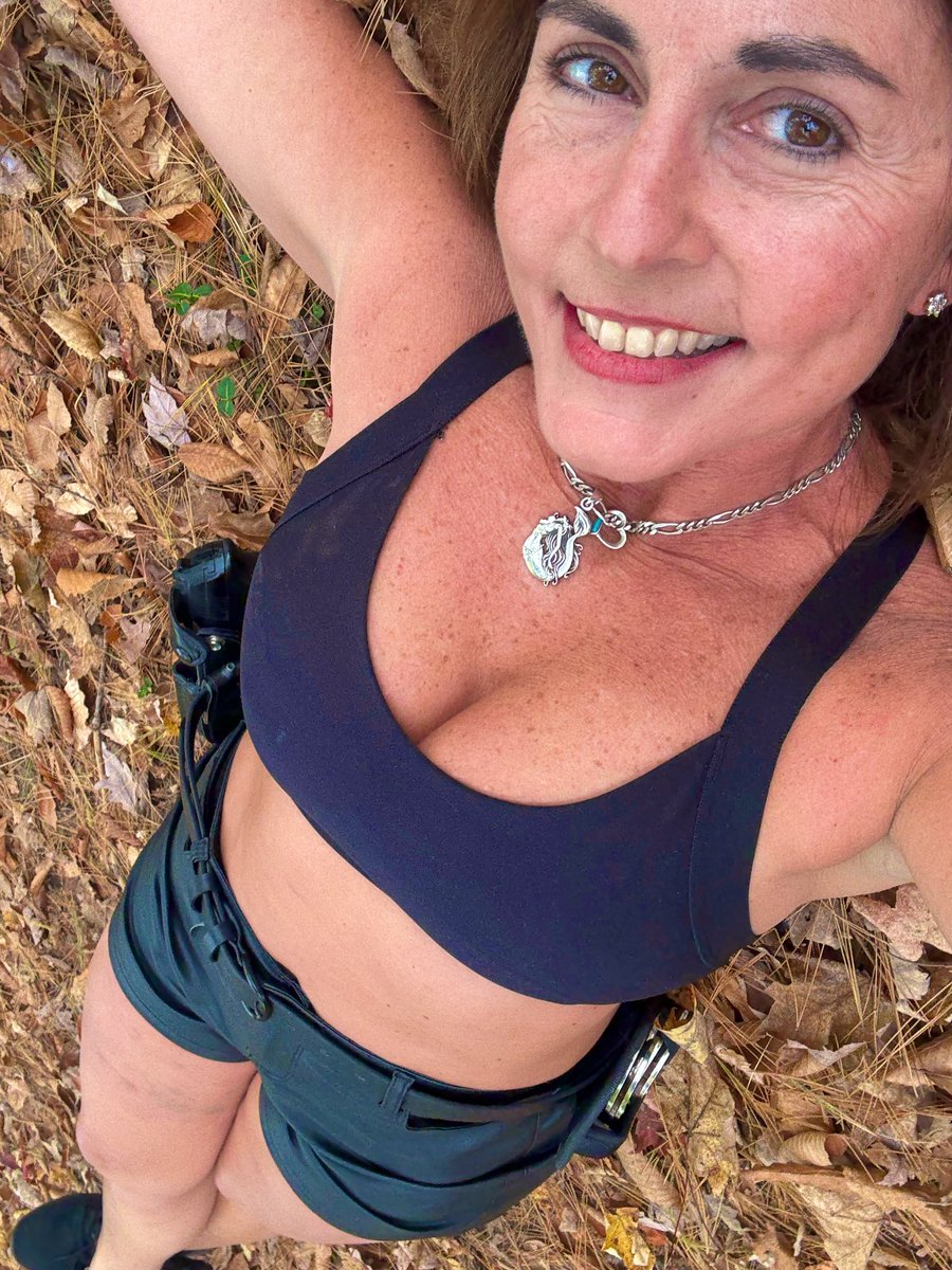 This morning before shooting my last multi-set with <a href="/EricCainFutile/">EricCain</a> ; a few outdoor selfies🧡❤️💛