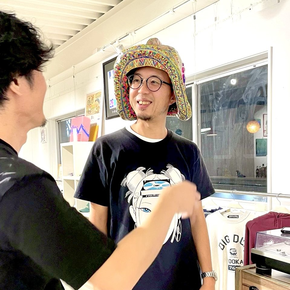 copypeople4's tweet photo. 🟠COPY HOUSE🟠
10/19 (sun)
today’s Open
14:00 ➡︎ 22:00
member / hiroshi

***

🔻ギャラリースペースにて開催中🪆🔻

展示中の仮面はかぶることもできます。
作家在廊中オンリーなので本日お見逃しなく🎭

塙 将良 個展
『HANAWANDER THE MONFICTION 2』
@HANAWANDER 

2025.10.18 (sat) - 10.26 (sun)
at COPY HOUSE

作家在廊日：
10.18 (sat) ＆10.19 (sun)

土・日：14:00 - 22:00
金・月：17:00 - 22:00
定休日：火〜木

2005年頃から東京の路上で作品の発表を開始、
以降国内外数々のギャラリーにて
展示を開催／参加する「塙 将良」氏の個展を
大阪難波・COPY HOUSEにて開催します。

2025年5月に、
「mograg gallery」 にて開催された
個展の巡回展 ＋ αな展示を予定。
@mograggarage 

12の部族に分かれた
175体の怪獣の生き様を
サイケデリックかつ
緻密な筆致で描くモノクロ・モンスター図鑑
『モンストロール（都築響一解説）』も
展示期間中販売。

個展とともにぜひお楽しみください！

***

🔻同日開催Party✨🔻

『Groove of Rookies vol.1』

2025.10.19 (sun)
at COPY HOUSE
15:00- 
※Shop Open / 14:00-

Entrance: ¥1,500-
(1drink order 要)
※塙さんの展示のみ鑑賞の方は無料

￼
🎧DJs
　ルーキーズDJ
　・うな
　　@una0ji
 　・茶鏡
　　@skgm26
 　・コタツ
　　@293Vproject
 　・みきてぃ
　　@mimi_progra
 　・Noël Ishamar
　　@Noel_kuronekodo
 
　ベテランDJ
　・Bigswamp a.k.a.だいふく
　　@dfk_ohnuma
 　・石山はむイチ
　　@ham64
 
🎥VJ
　・岸和田市民
　　@kishiwadapeople
 
🍲FOOD
　・よるごはん居酒屋 どどん
　　@deuxdawn

未経験者、初心者大歓迎DJイベント。
ドキドキなDJたちと一緒に盛り上がろう！

よるごはん居酒屋どどん飯アリ〼。
いっぱい食べていっぱい呑んで
パーリーしよう！

このイベントが初DJという演者さんも！
要チェックです！

***

♻️ COPY HOUSE ♻️
　　　
〒556-0011
大阪市浪速区難波中3丁目16-7
岡崎ビル 2F

営業時間
平日（祝日含む）：17:00〜22:00
土・日：14:00〜22:00
火・水・木：定休日
 
展示内容・期間や有無によって
営業日は変動いたします。
詳細はお問い合わせください。

https://t.co/J75OEWA9dA

#copy #copyhouse
#塙将良 #Exhibition #hanawonder
#GORDJ #rookie #初心者DJ
#古着 #wears #zakka #gallery 
#cafebar #bar #osaka #コピハ