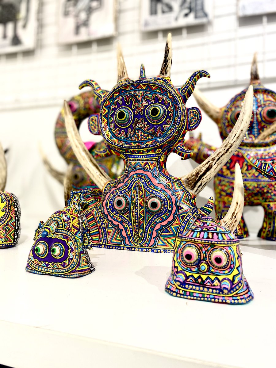 copypeople4's tweet photo. 🟠COPY HOUSE🟠
10/19 (sun)
today’s Open
14:00 ➡︎ 22:00
member / hiroshi

***

🔻ギャラリースペースにて開催中🪆🔻

展示中の仮面はかぶることもできます。
作家在廊中オンリーなので本日お見逃しなく🎭

塙 将良 個展
『HANAWANDER THE MONFICTION 2』
@HANAWANDER 

2025.10.18 (sat) - 10.26 (sun)
at COPY HOUSE

作家在廊日：
10.18 (sat) ＆10.19 (sun)

土・日：14:00 - 22:00
金・月：17:00 - 22:00
定休日：火〜木

2005年頃から東京の路上で作品の発表を開始、
以降国内外数々のギャラリーにて
展示を開催／参加する「塙 将良」氏の個展を
大阪難波・COPY HOUSEにて開催します。

2025年5月に、
「mograg gallery」 にて開催された
個展の巡回展 ＋ αな展示を予定。
@mograggarage 

12の部族に分かれた
175体の怪獣の生き様を
サイケデリックかつ
緻密な筆致で描くモノクロ・モンスター図鑑
『モンストロール（都築響一解説）』も
展示期間中販売。

個展とともにぜひお楽しみください！

***

🔻同日開催Party✨🔻

『Groove of Rookies vol.1』

2025.10.19 (sun)
at COPY HOUSE
15:00- 
※Shop Open / 14:00-

Entrance: ¥1,500-
(1drink order 要)
※塙さんの展示のみ鑑賞の方は無料

￼
🎧DJs
　ルーキーズDJ
　・うな
　　@una0ji
 　・茶鏡
　　@skgm26
 　・コタツ
　　@293Vproject
 　・みきてぃ
　　@mimi_progra
 　・Noël Ishamar
　　@Noel_kuronekodo
 
　ベテランDJ
　・Bigswamp a.k.a.だいふく
　　@dfk_ohnuma
 　・石山はむイチ
　　@ham64
 
🎥VJ
　・岸和田市民
　　@kishiwadapeople
 
🍲FOOD
　・よるごはん居酒屋 どどん
　　@deuxdawn

未経験者、初心者大歓迎DJイベント。
ドキドキなDJたちと一緒に盛り上がろう！

よるごはん居酒屋どどん飯アリ〼。
いっぱい食べていっぱい呑んで
パーリーしよう！

このイベントが初DJという演者さんも！
要チェックです！

***

♻️ COPY HOUSE ♻️
　　　
〒556-0011
大阪市浪速区難波中3丁目16-7
岡崎ビル 2F

営業時間
平日（祝日含む）：17:00〜22:00
土・日：14:00〜22:00
火・水・木：定休日
 
展示内容・期間や有無によって
営業日は変動いたします。
詳細はお問い合わせください。

https://t.co/J75OEWA9dA

#copy #copyhouse
#塙将良 #Exhibition #hanawonder
#GORDJ #rookie #初心者DJ
#古着 #wears #zakka #gallery 
#cafebar #bar #osaka #コピハ