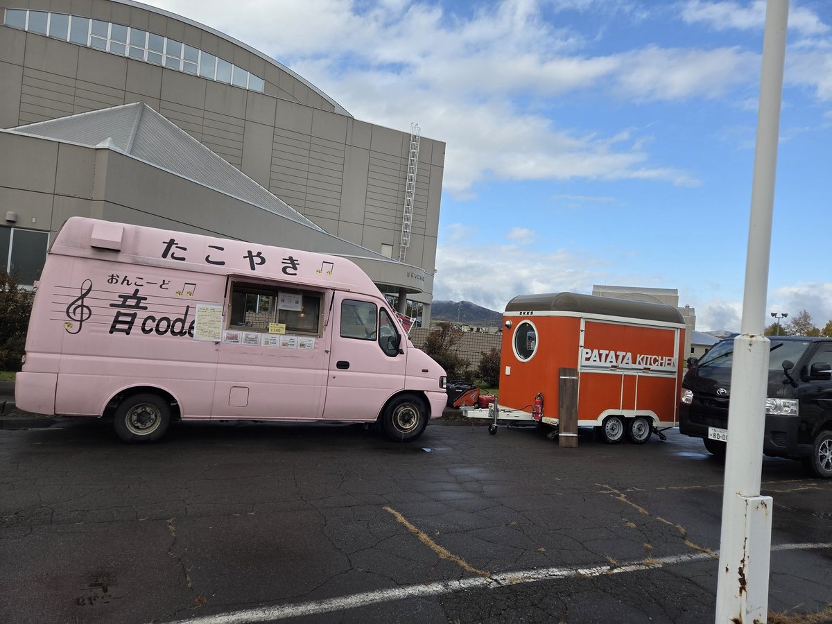 TakoOncode's tweet image. 本日は鷹栖体育館で行われる本気の運動会で出店です!
今日は焼きそばもありますよー✨️