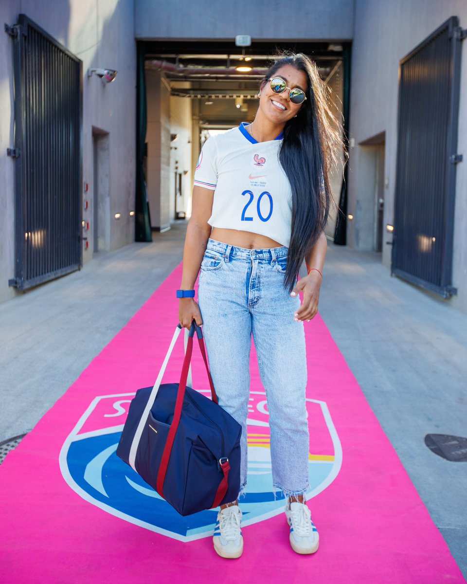 sandiegowavefc's tweet photo. Dani rocking the DC20 French kit 🔥 https://t.co/uX6d06cMwO