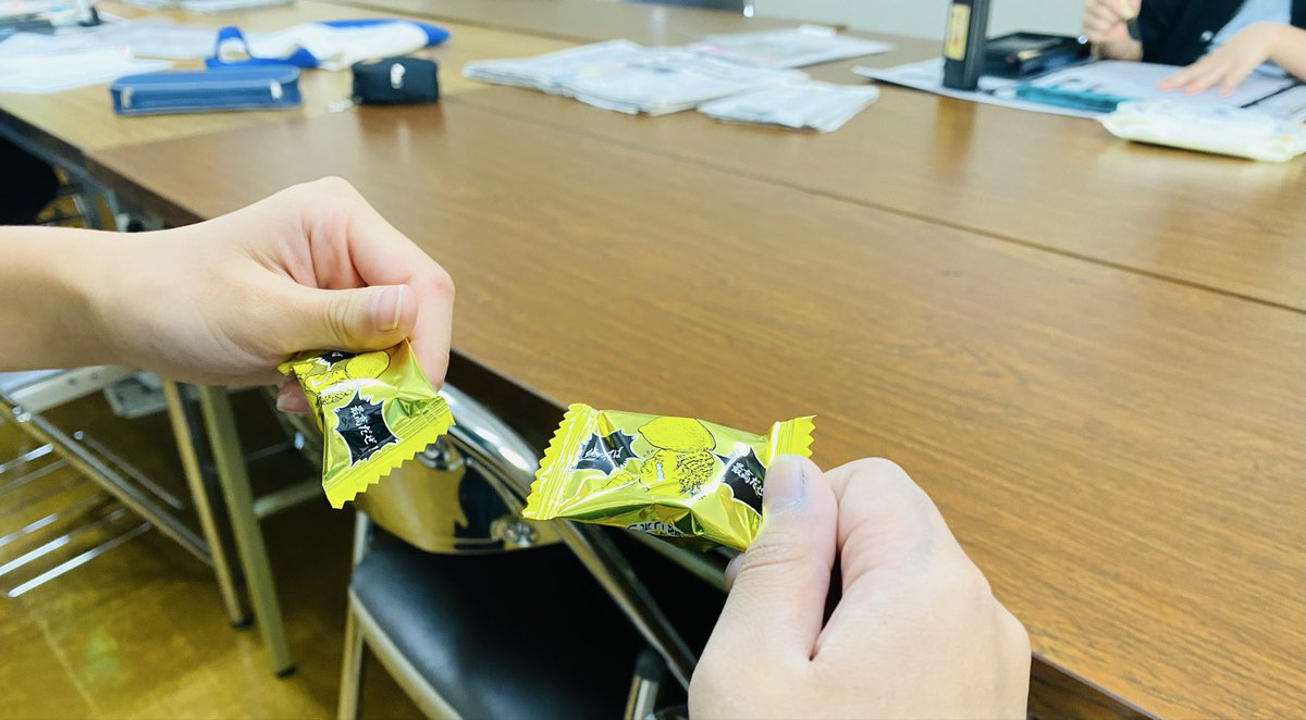 nihonshuji_miha's tweet image. 教室後のお楽しみ♪
いい集中をした後はお腹が空くのよ
すっぱい飴ちゃんが人気
不動の一位はパイン飴🍍

BOXの中はいろんな種類をmixしたい中の人スーパー行った時ニューキャラ思わず買っちゃう(˶´ᵕ`˶)