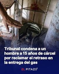 gusipati19's tweet image. Un tribunal condenó a un hombre a 15 años de cárcel por reclamar el retraso en la entrega de gas en Miranda. La familia denuncia injusticia. Lo denunciaron desde su propia comunidad quien más la vieja que lleva el CLAP y el consejo conunal manejado x fanáticos chavistas. Luego el…