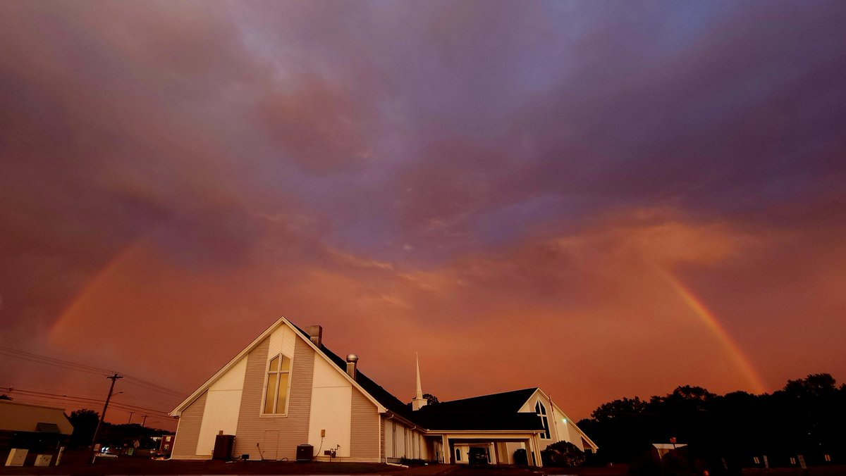 What a beautiful reminder that God keeps His promises!🙌🌈🌈🙌✝️ Not only was it a double rainbow, but it eventually filled with pink.🩷🕊🙌 

I love and miss you,  Mother.😞🎀🕯

@arwx Conway, Arkansas