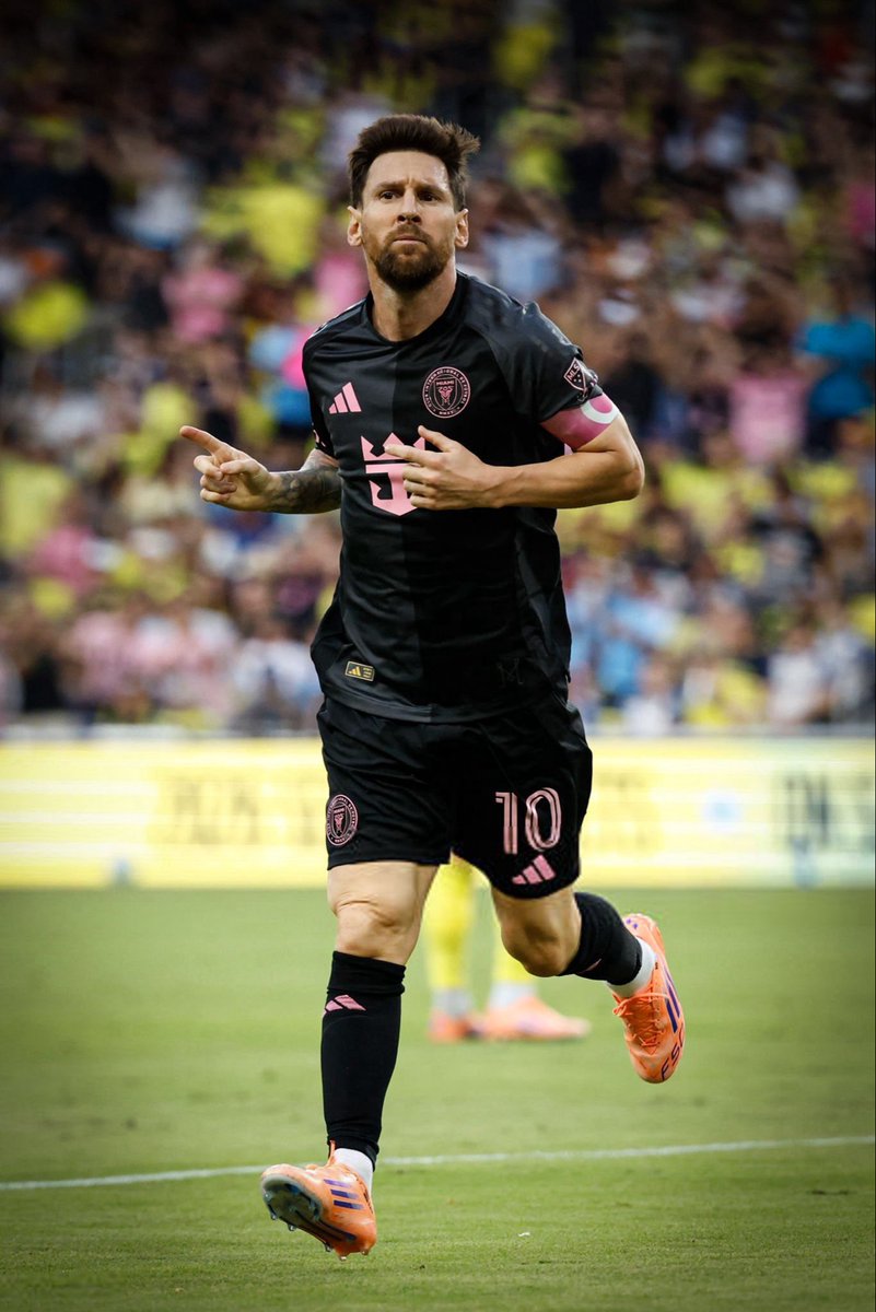 #Messi en modo Messi. Triplete ante #Nashville para el triunfo 5-2 del #InterMiami que terminó tercero en la fase regular de la #MLS. Leo, con 29 goles, es el goleador del torneo y suma otro hito en su carrera.