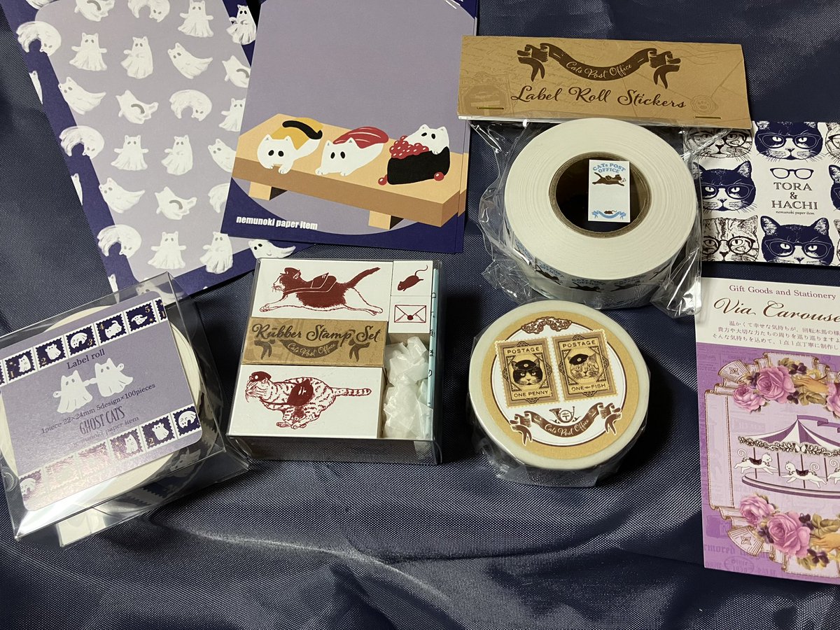 worldmonde89's tweet image. ゴーストキャットのラベラー(しかく)が切手ぽくて可愛くて
見つけた瞬間に手から離れなかった
お寿司の子も可愛い。
裏も可愛い。
猫ちゃんの走るスタンプもめっちゃ可愛い
可愛いしか言えない(語彙力)
#nemunokipaperitem
#手帳の市