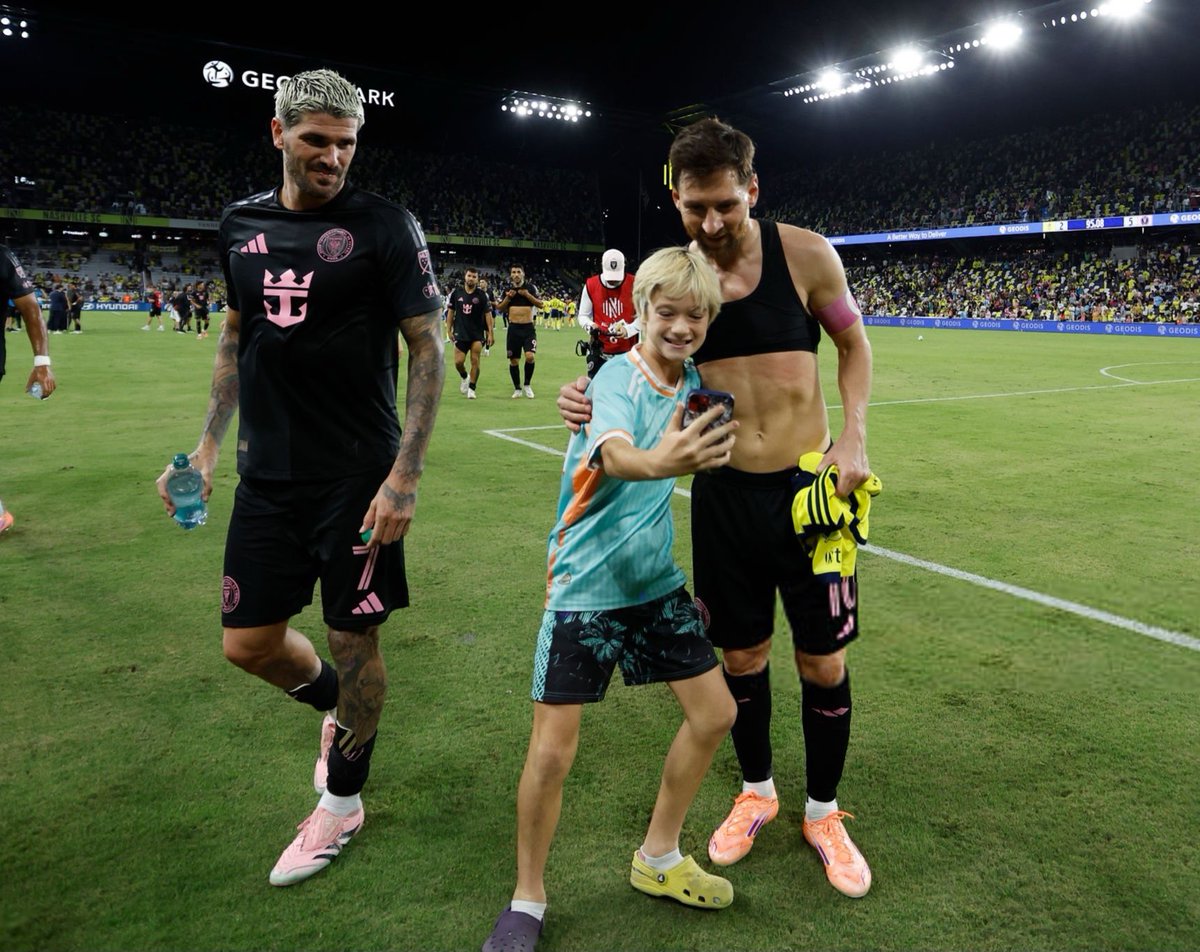 De Paul calm down…He’s just a kid wanting a selfie with the GOAT😂