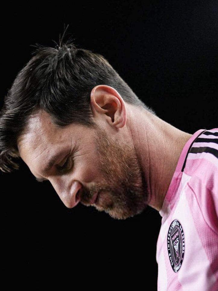 Lionel Messi na MLS 2025:

🏟️28 jogos
⚽️29 gols
🅰️19 assistências

71 gols com a camisa do Inter Miami.

399 assistências na carreira.

60 hat tricks na carreira.

O maior e melhor que vimos 🐐