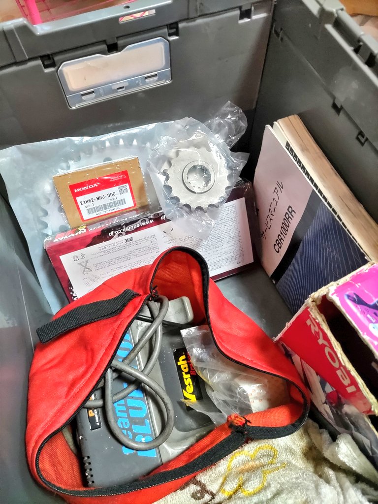 昨日のうちにCBRのチェーンとスプロケ交換の準備はできてたのですが、
屋根無し青空整備なので今日の不安定な天候では作業ができず、次機会にしようと思います。

せっかくやる気もあったのになぁ～