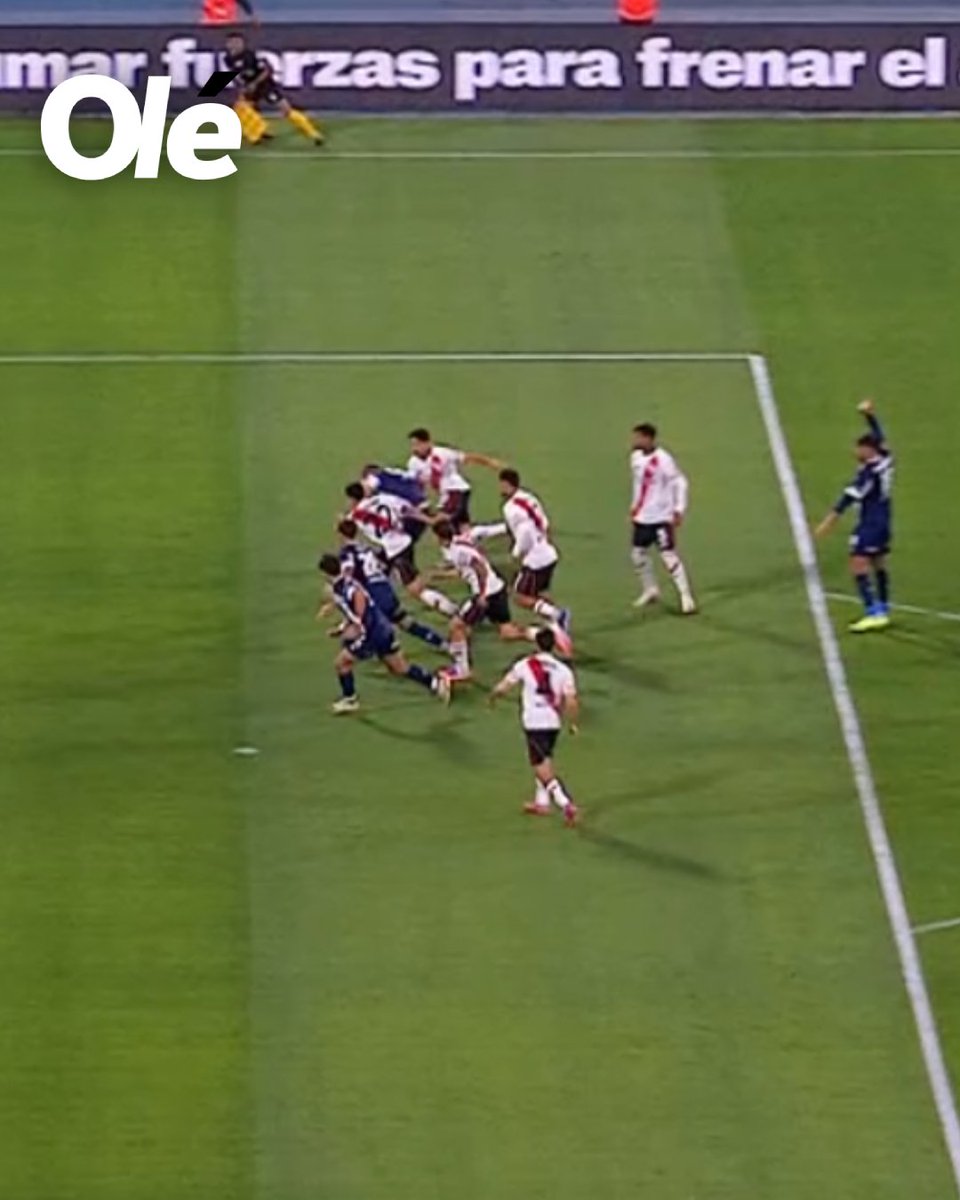 pedrostannis's tweet photo. @Tomiii22xT @RiverGGG1901 @santigrizas19 @tapiachiqui está hasta más adelantado el botín del jugador de river que todo schott, como afanaron https://t.co/g7Iuxiwnqa