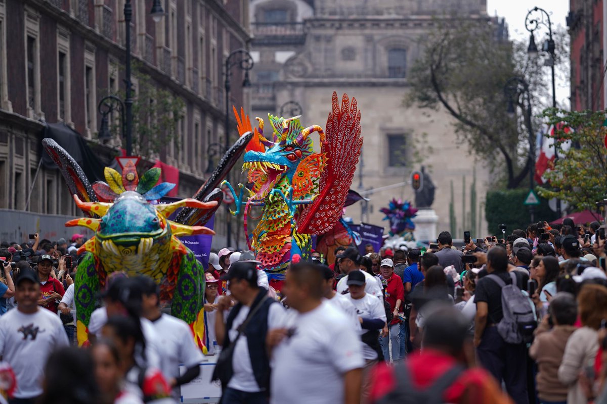 Así se puso el Desfile de Alebrijes Monumentales en CDMX. 🤩

Más de 200 piezas gigantes recorrieron las calles del Centro Histórico.

Si no pudiste lanzarte al desfile, te decimos dónde estarán expuestas para que las visites gratis y te tomes una foto con ellas. 📸