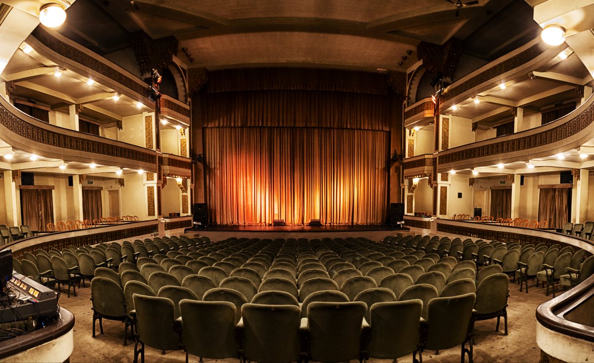 1/2🧵.
Por la tarde he estado en Mar del Plata, para asistir, acompañado por la gran empresaria y Vicecónsul🇪🇸 en esta querida ciudad, Claudia Álvarez Argüelles, al espectáculo “España vibra en América, América vibra en España” en el Teatro Colón.