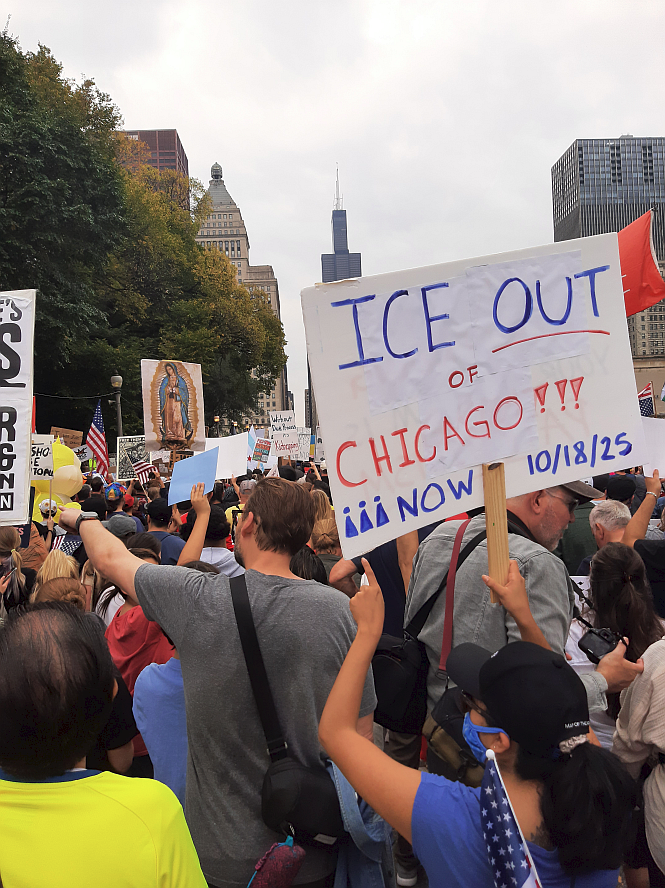 genuine_rp's tweet photo. More. #NoKingsDayOct18th #Chicago or should I say #Xicago? Wish I got a clear shot of the person on the lightpole base, would have been great. https://t.co/FVcBSKEEJD