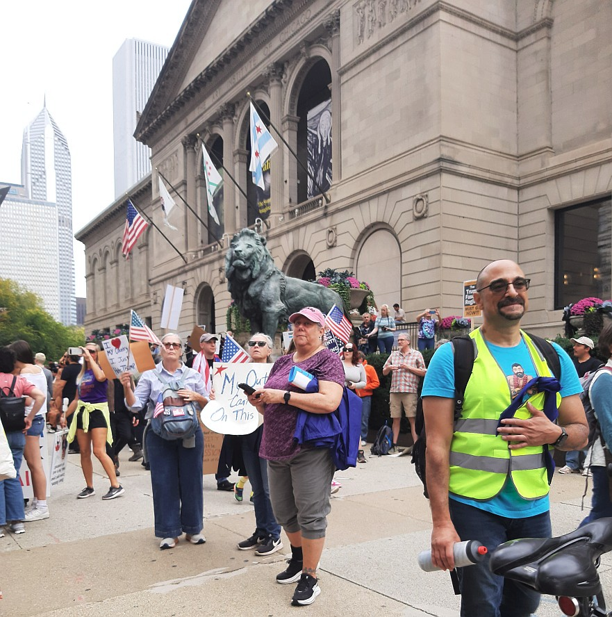 genuine_rp's tweet photo. More. #NoKingsDayOct18th #Chicago or should I say #Xicago? Wish I got a clear shot of the person on the lightpole base, would have been great. https://t.co/FVcBSKEEJD
