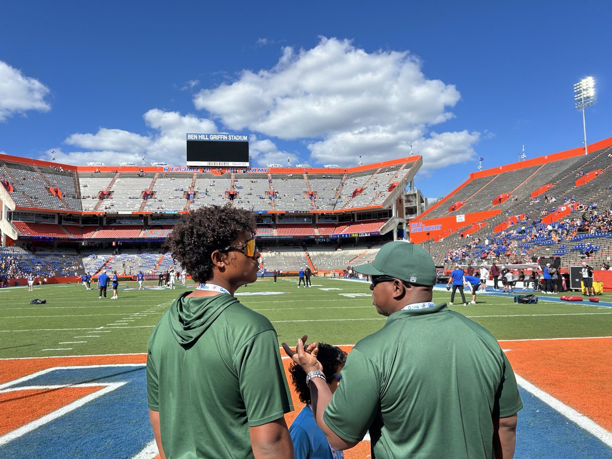JonahBedford12's tweet photo. Had a great weekend in the swamp!! @coach_bnapier @CoachRyanO @GatorsFB @CoachMcCrayLHS @EmoryWilhite @Rivals https://t.co/YOWpQN3QNq
