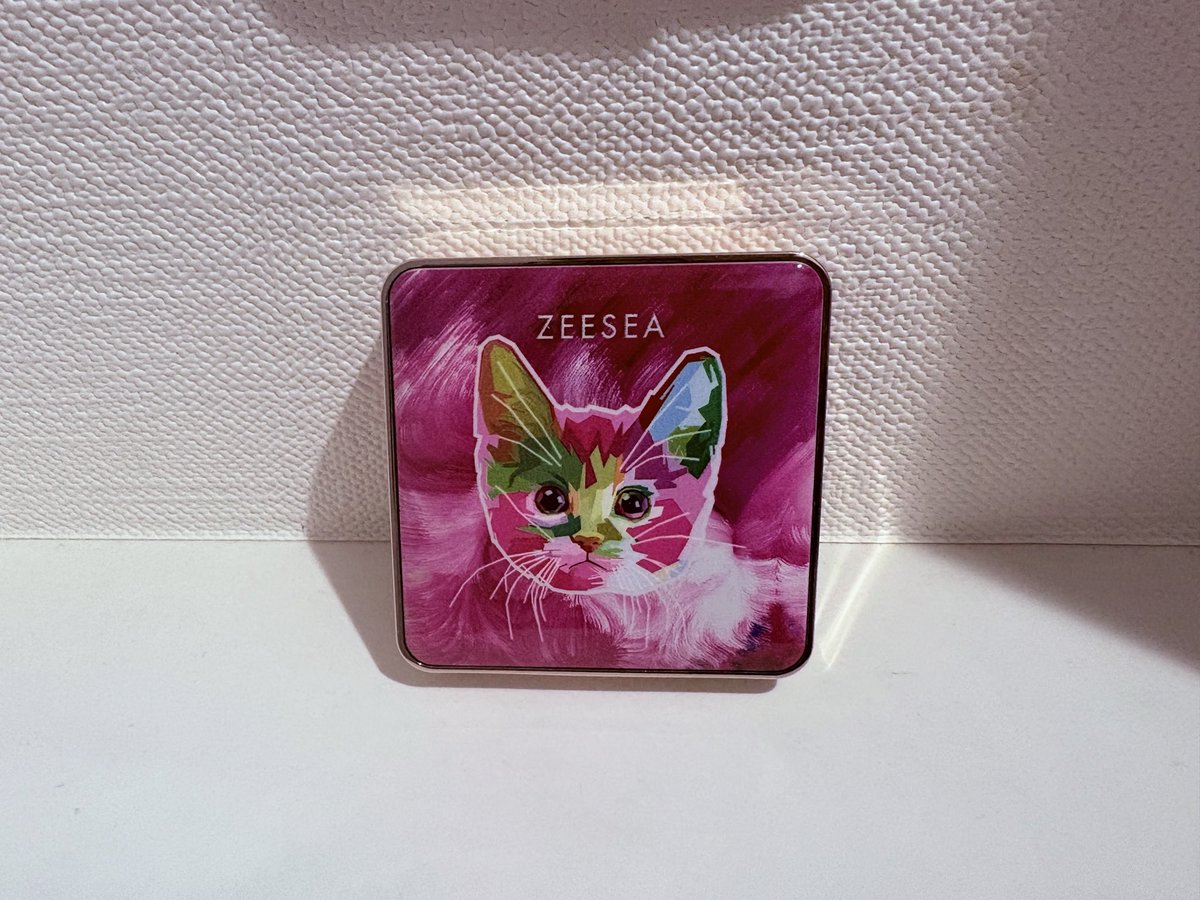 今日のライブのためにかわいいアイシャドウ見つけて楽しみにしていたのに、少し前にできたものもらいが治っていなくてつけられない🥲間に合わなかった…悲しみ……