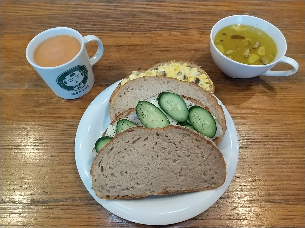 週末居酒屋mako朝営業…
自家製柴漬け入り玉子サンド。柴漬けのパリパリポリポリ感がいい！
自家製ボンレスハムと🥒とチーズサンド。ハムも冷凍保存してたけど、旨い！
パンはTARO BAKERY のカンパーニュ！
アホスープとミルクティーで、腹くっつい🤣
今日は古川に体格ブラザーズくるんだよなぁ…🤔