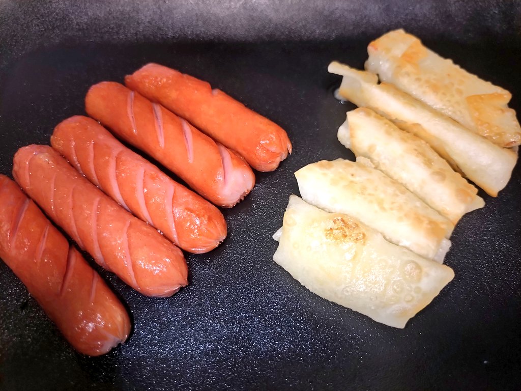フォロワーさん
#おはようございます

先日のお部屋居酒屋メニュー
業務スーパーのワンタンの皮と
激安ヘルシーチーズを使用した
手作りのカリカリチーズスティック
半額で購入したウインナーで🥃

ワンタンの皮は50円程度
チーズは300円程度で
沢山作れるのでオススメです

#おはツイ
#おうち居酒屋