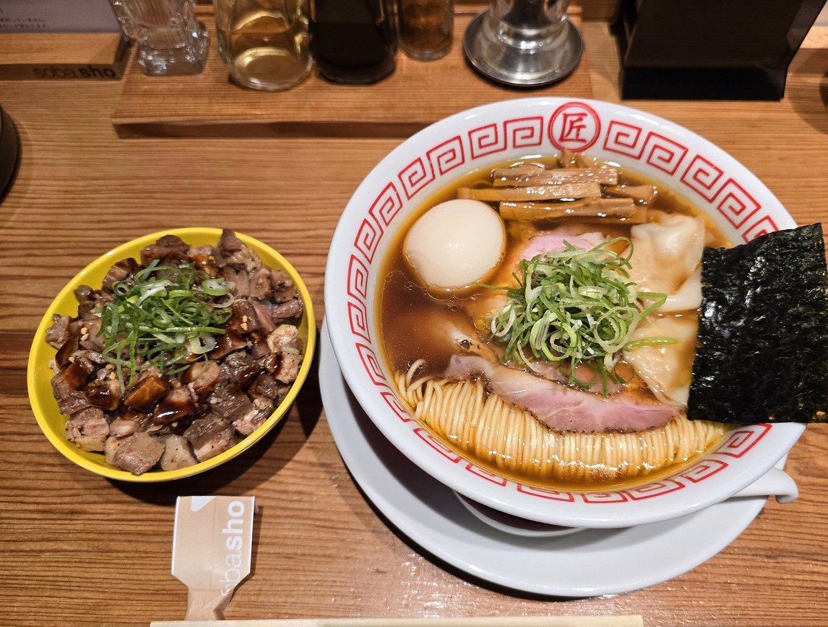 soba.sho@鹿沼

◾特製醤油◾肉飯

今日は🕺麺屋棣鄂の細麺で
手揉みも旨いから悩むよね~😅

鶏豚✕煮干し節etc.多種厳選食材
温度低下で🌡牡蠣🦪浅利の旨味
無化調でこの旨さ！
出汁の重奏感に魅了される🥹💯

🍚柔むっちり旨豚に🩷
濃厚パンチある甘辛ダレが旨い丼🤭
#sobasho