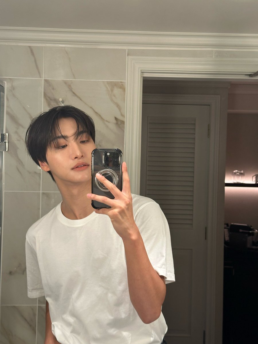 간밤에 에이티니 이름 9개에서 10개로 만든 성화🩶
#2025MAMAVOTE #ATEEZ 
오늘도 8M1T🖤