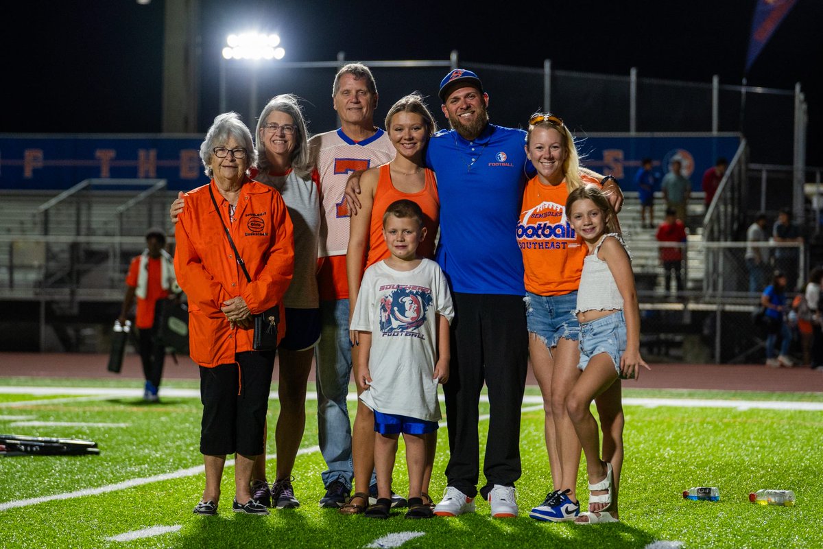 CoachFisher941's tweet photo. Family > _______ 🤞🏼❤️
Mannn I’ll tell you what winning against your old team feels great but having your family to watch your success come to fruition is even better! Without these people I wouldn’t be me!
#EASTSIDERISING 🔶🔷 https://t.co/nSHsjSHWhB