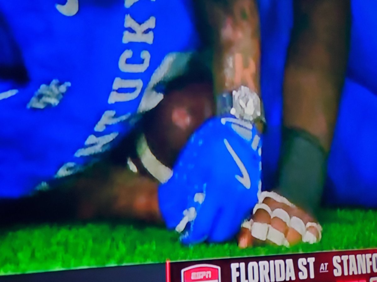 TerrellTres's tweet image. We’ve got a player wearing a watch during the game.