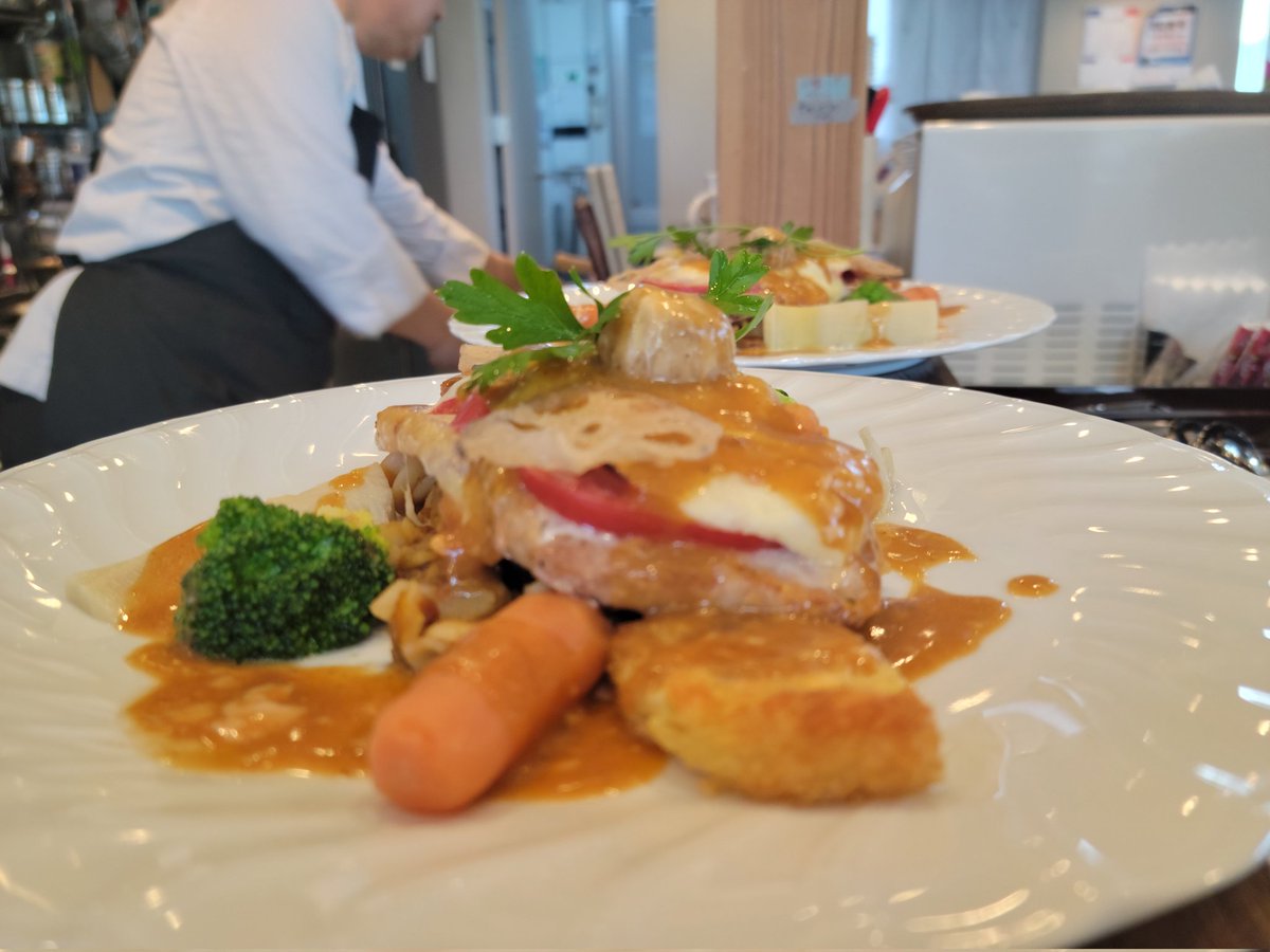 Braise_Aida's tweet image. 10月19日(日)
ブレゼアイダ
ただ今ランチ準備中

今日のプチのメインは
豚ロースのサルティンボッカ
オリジナルシチューソース

ランチ空席ございます☺

豚ロースのサルティンボッカはふわっふわオムレツのライバルなんです(笑)

サルティンボッカの日はプチランチコースの方が人気な事が多いんです😋