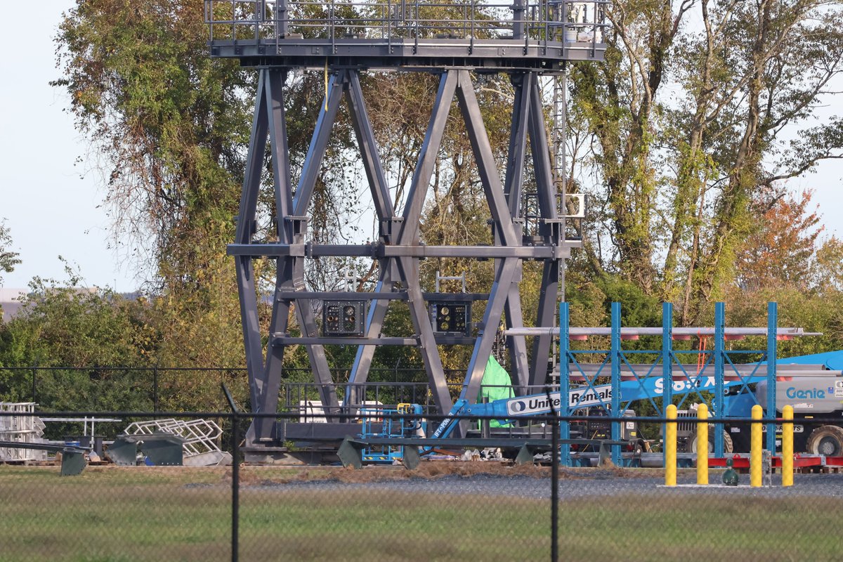 EShoreSpaceflt's tweet image. Rocket Lab AIC Update — Oct 18, 2025 (Sat)
• Quiet afternoon at the AIC (arrived after 4 PM ET)
• New: a guard shack with a go/no-go stoplight appeared at the entrance today
• Side-angle shots show the quick-disconnect mounts on the test stand
• Found a low spot where the…