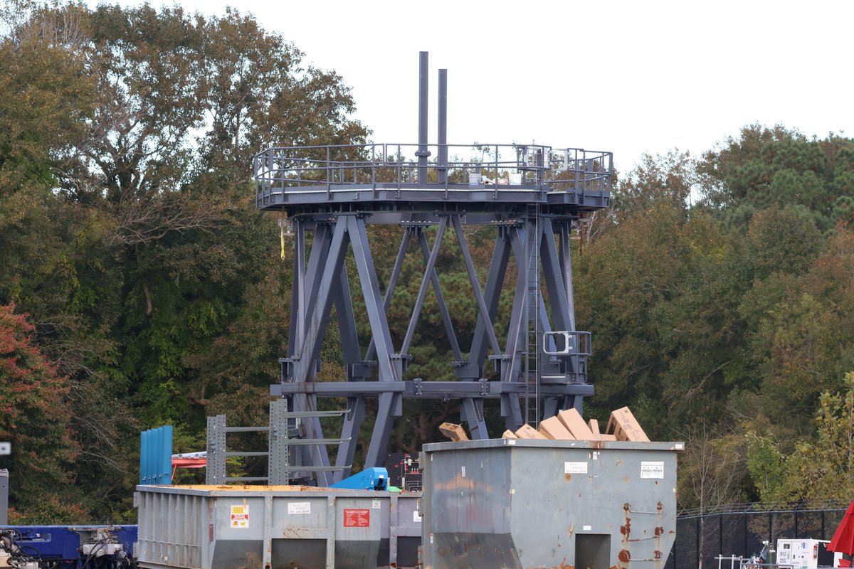 EShoreSpaceflt's tweet image. Rocket Lab AIC Update — Oct 18, 2025 (Sat)
• Quiet afternoon at the AIC (arrived after 4 PM ET)
• New: a guard shack with a go/no-go stoplight appeared at the entrance today
• Side-angle shots show the quick-disconnect mounts on the test stand
• Found a low spot where the…