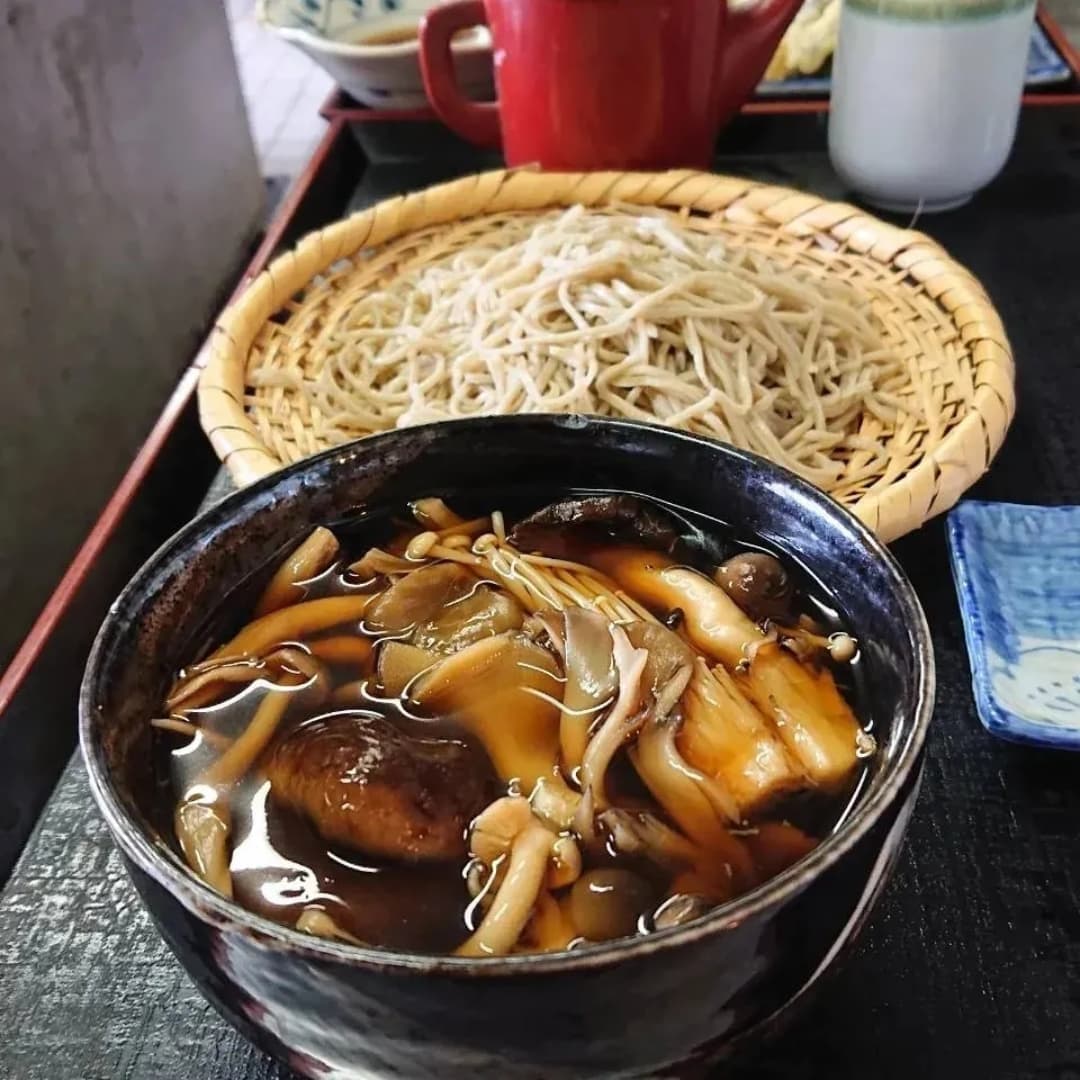 きのこ汁蕎麦1500円
舞茸エリンギしめじ平茸
もっと🍄‍🟫たっぷり入っています
十割蕎麦
粗挽き田舎蕎麦
新蕎麦です
石臼挽き自家製粉
日本国内産のみ使用
科学調味料使いません
定休日(火)
📞027-364−4474
#きのこ汁蕎麦 #新蕎麦 
#きのこ蕎麦 #十割蕎麦 
#そば処叶家 #叶家 #旨い