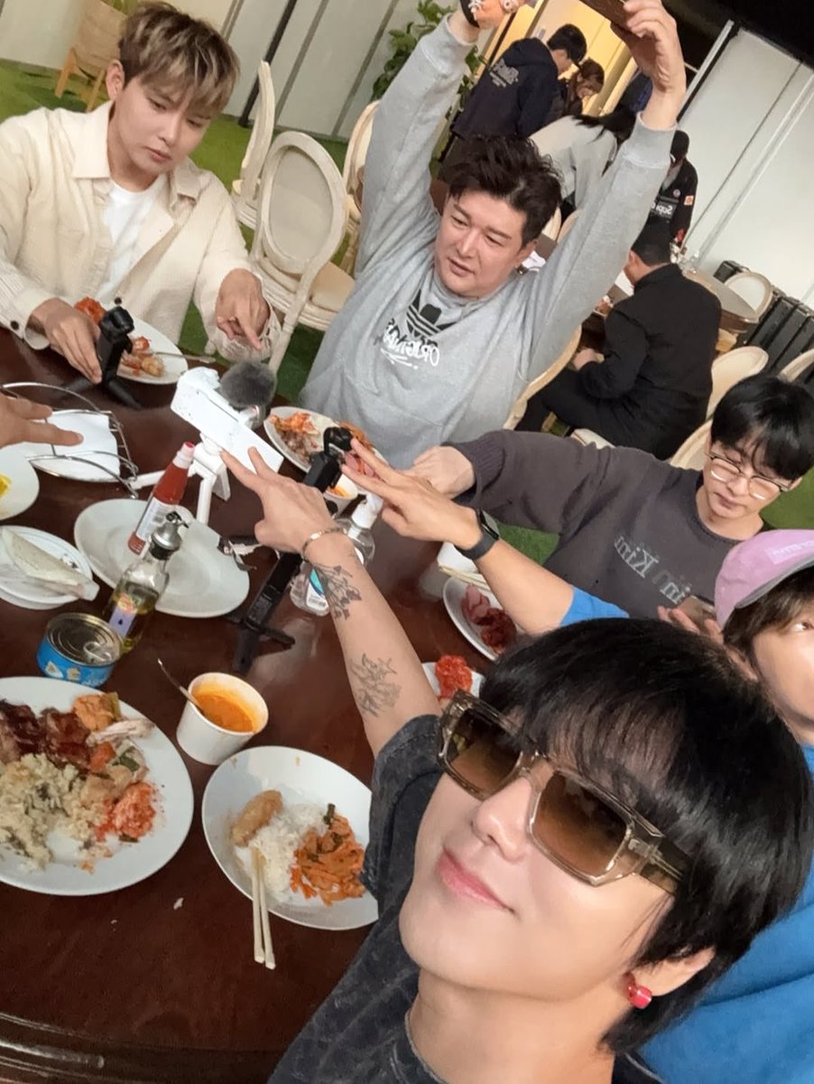 yesungiedf's tweet photo. WHAT ARE THESE KIDS DOING🤣 https://t.co/gJLB18SkAz