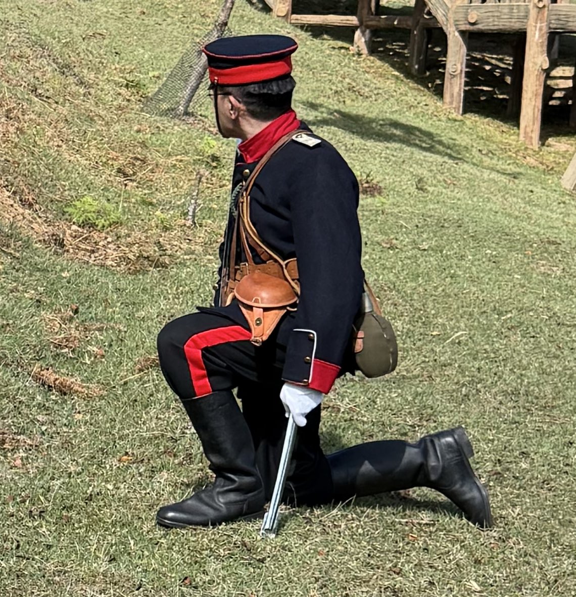 今回、再現やってもらって妙に感動したこと。

「サーベルの鞘の先端は、膝立ちになるとピタリ地面に当たる」

伊達に鞘の鐺はあの形になってるわけではないんだなぁ、モノの形にはちゃんと意味があるからそう進化したんだなぁ、と。

将校役の方も