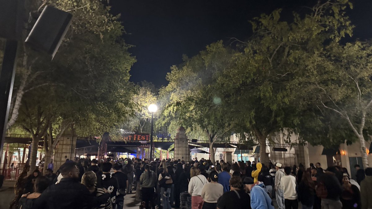 Fright Fest is packed meter broken 🤯 literally parked in the furthest point you could think of 😂 - Six Flags Magic Mountain
