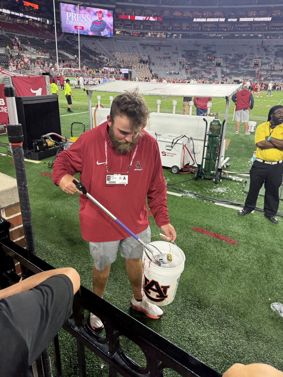 Ri_S_OB's tweet image. Laughing at our facilities trash buckets being Auburn themed